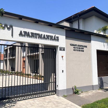 Varkapu Apartmanok 2 Gyula Esterno foto