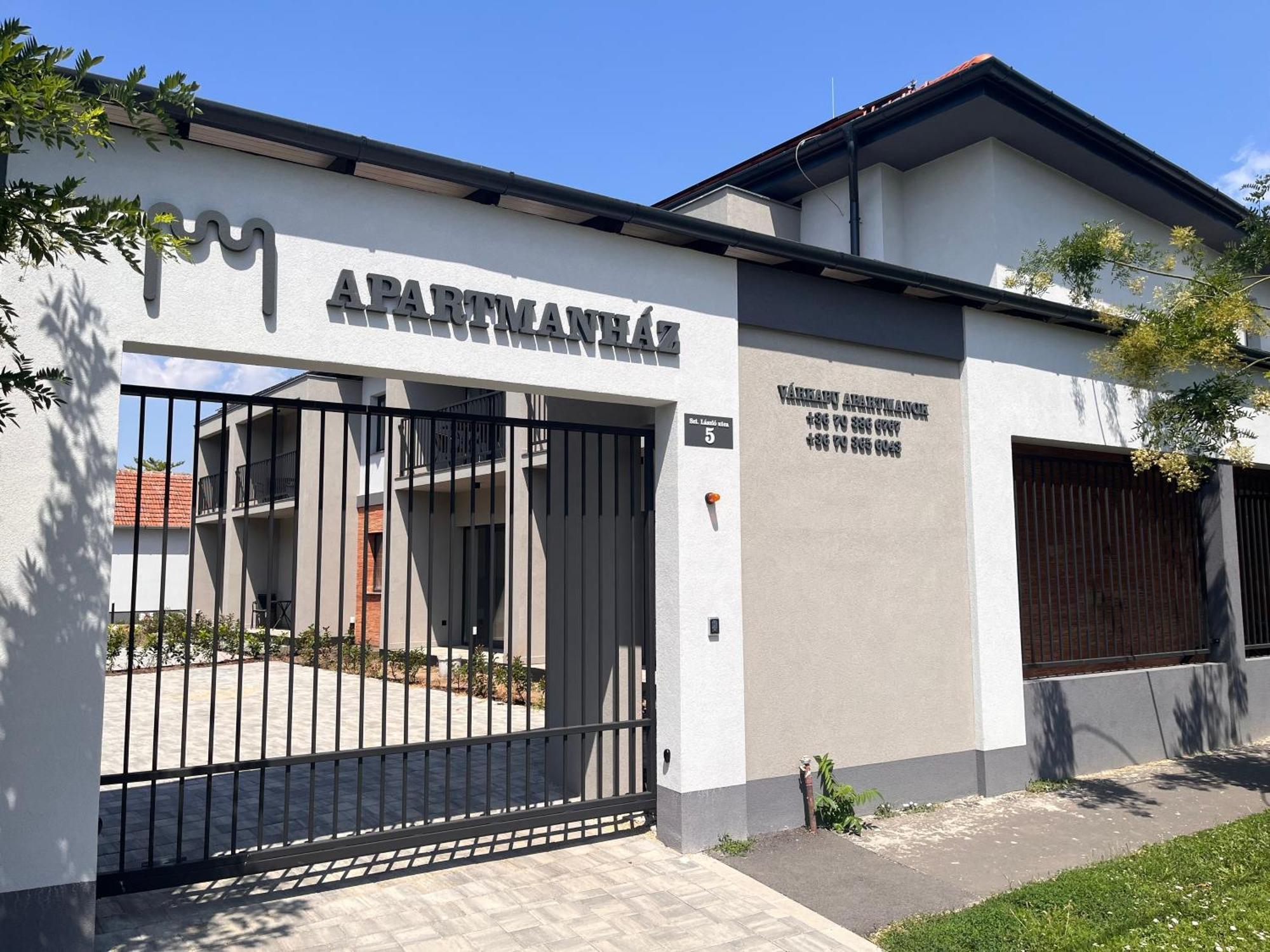 Varkapu Apartmanok 2 Gyula Esterno foto